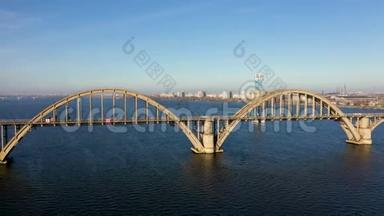德内普市老拱铁路梅里福-赫森桥的鸟瞰图.. 将摄像机从<strong>主体</strong>向后移动..